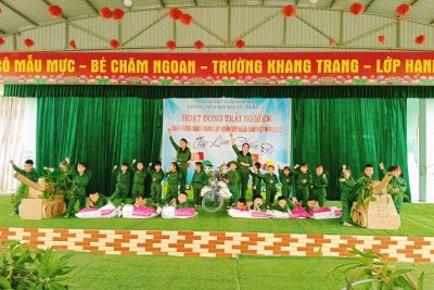 Hình ảnh cô và bé trường Mn Đạo Lý tập làm chú bộ đội