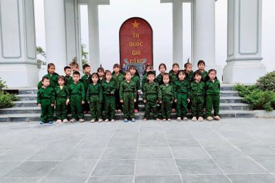 Hoạt động trải nghiệm thăp hương tri ân các anh hùng liệt sỹ nhân dịp kỷ niệm 51 năm Ngày Giải phóng Miền Nam thống nhất đất nước